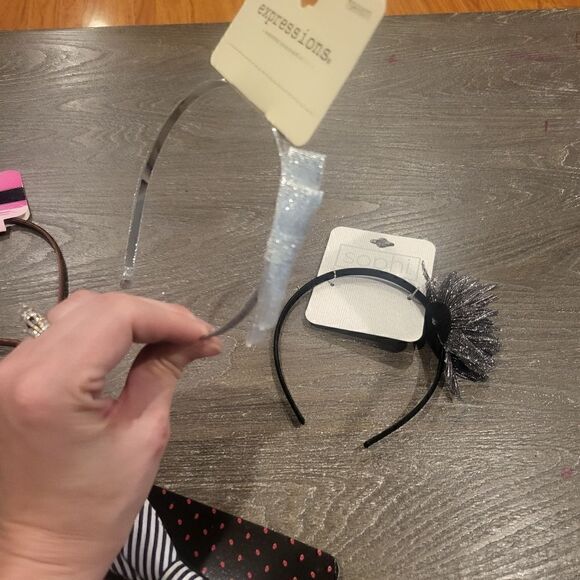 Little Girl Bundled 5 Headlands - Picture 5 of 8